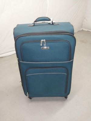 LEISURE FOUR WHEELED LUGGADE WITH PULL HANDLE