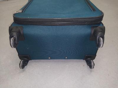 LEISURE FOUR WHEELED LUGGADE WITH PULL HANDLE