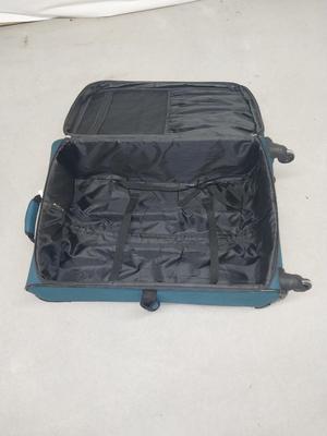LEISURE FOUR WHEELED LUGGADE WITH PULL HANDLE