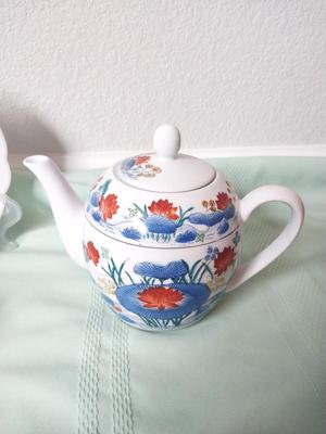 FINE CHINA TEACUPS W/SAUCER AND TEAPOT