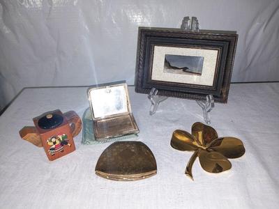 VINTAGE LADY'S COMPACTS AND SMALL COLLECTIBLES