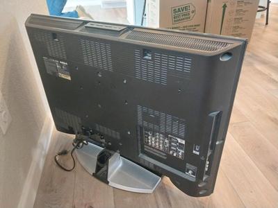 SONY 32" LCD DIGITAL COLOR TV WITH REMOTE