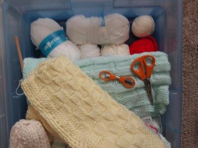 TWO CONTAINERS WITH YARN AND PROJECTS
