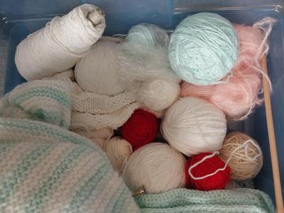 TWO CONTAINERS WITH YARN AND PROJECTS