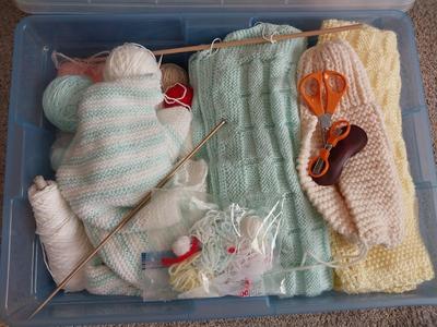 TWO CONTAINERS WITH YARN AND PROJECTS