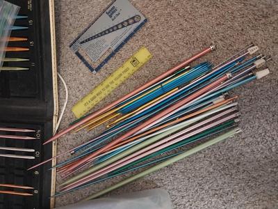 KNITTING NEEDLES AND KNITTING BOOKS