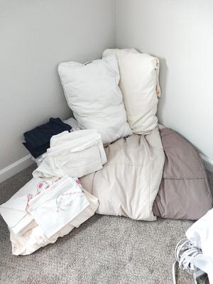 KING COMFORTER-SHEET SET AND KING PILLOWS