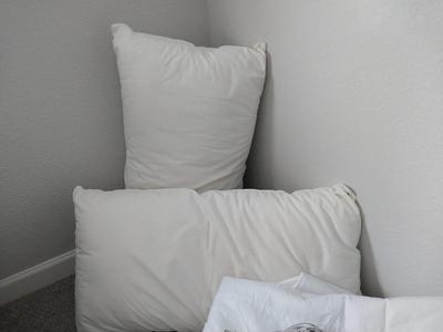 KING SIZE BIDDERFORD HEATED MATTRESS PAD AND TWO PILLOWS