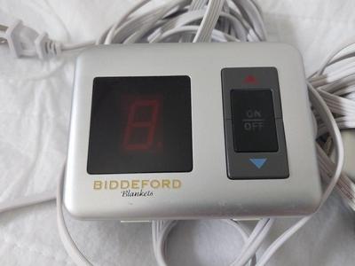 KING SIZE BIDDERFORD HEATED MATTRESS PAD AND TWO PILLOWS