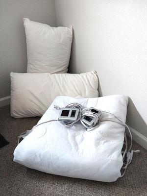 KING SIZE BIDDERFORD HEATED MATTRESS PAD AND TWO PILLOWS