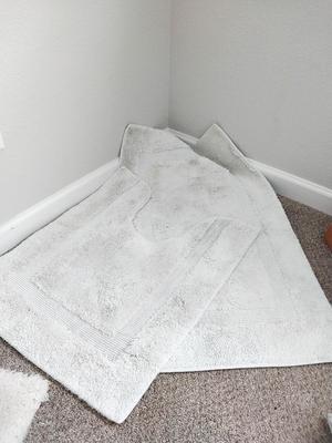 BATHROOM THROWRUGS AND WAHL HAIR SHEERS IN WOODEN CARRIER