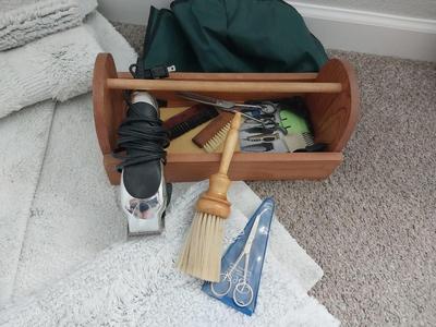 BATHROOM THROWRUGS AND WAHL HAIR SHEERS IN WOODEN CARRIER