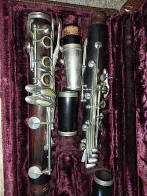 VINTAGE CLARINET IN CARRY CASE