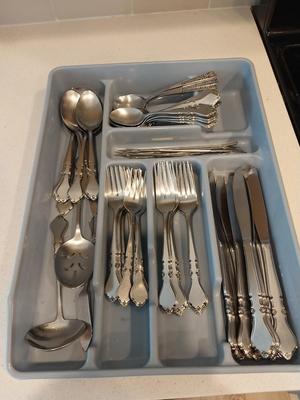 SET OF STAINLESS STEAL EATING UTENSILS