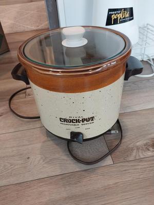 ELECTRIC CROCKPOT AND POPCORN POPPER