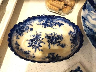 BLUE COLLECTABLE DISHES AND FOUR COFFEE MUGS