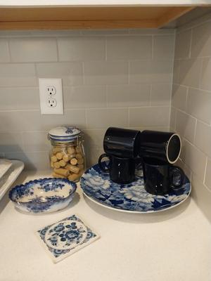 BLUE COLLECTABLE DISHES AND FOUR COFFEE MUGS