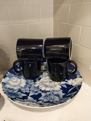BLUE COLLECTABLE DISHES AND FOUR COFFEE MUGS