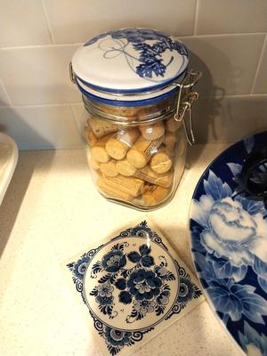 BLUE COLLECTABLE DISHES AND FOUR COFFEE MUGS