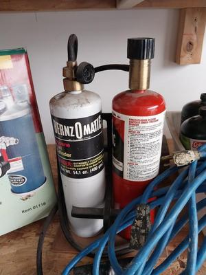AIR FILTER -TWO TANKS IN HOLDER AND EXTENSION CORD