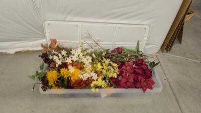 FAUX FLOWERS W/TOTE