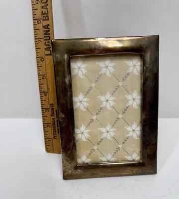 Sale Photo Thumbnail #223: Made in Mexico, overall size is 5" x 7", can hold a photo up to 4" x 6". Good condition.