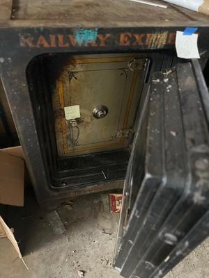 Railway safe! Extremely heavy has casters