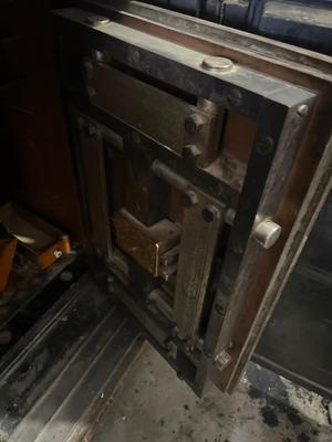 Railway safe! Extremely heavy has casters