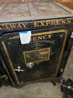 Railway safe! Extremely heavy has casters