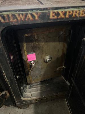 Railway safe! Extremely heavy has casters