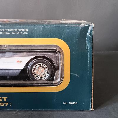 LOT 24: Burago 1957 Corvette with (2) Road Tough 1957 Corvettes & a Maisto 1998 Corvette