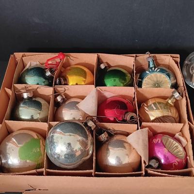 LOT 183: Vintage Jewelbrite Diorama Ornaments, Plastic Light-Up Santa & More