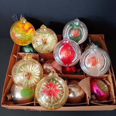 LOT 183: Vintage Jewelbrite Diorama Ornaments, Plastic Light-Up Santa & More