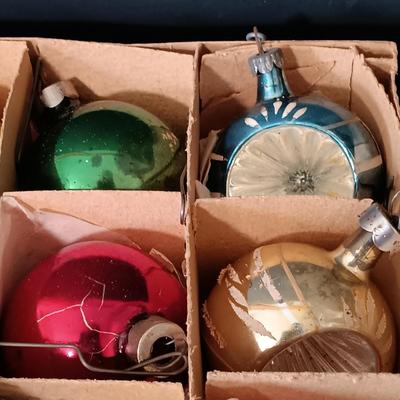 LOT 183: Vintage Jewelbrite Diorama Ornaments, Plastic Light-Up Santa & More