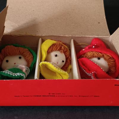 LOT 183: Vintage Jewelbrite Diorama Ornaments, Plastic Light-Up Santa & More
