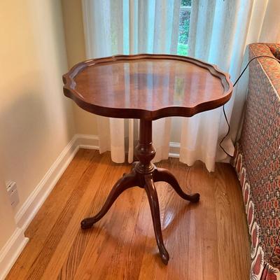 L715 Vintage Mahogany Pie Crust Table