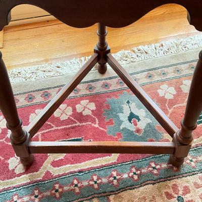 L727 Vintage Mahogany Round Tavern Style Side Table