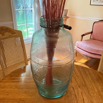 D752 Glass Barrel Jar With Red Needles