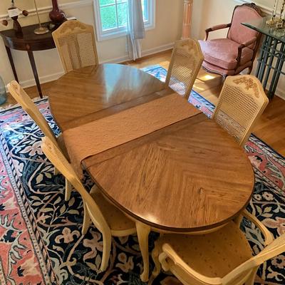 D753 Ethan Allen Dining Table With French Country Dining Chairs