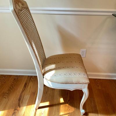 D753 Ethan Allen Dining Table With French Country Dining Chairs