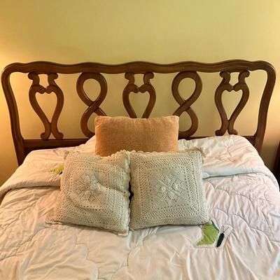 C769 Full Sized Tulip/Flower Comforter With Pillows