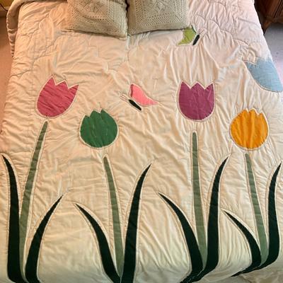 C769 Full Sized Tulip/Flower Comforter With Pillows