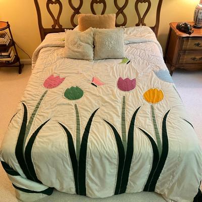 C769 Full Sized Tulip/Flower Comforter With Pillows