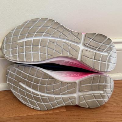 Sketchers, Oofos, & More Women’s Size 8/9 Sneakers (DR-HS)