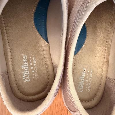 Sketchers, Oofos, & More Women’s Size 8/9 Sneakers (DR-HS)