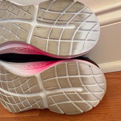 Sketchers, Oofos, & More Women’s Size 8/9 Sneakers (DR-HS)