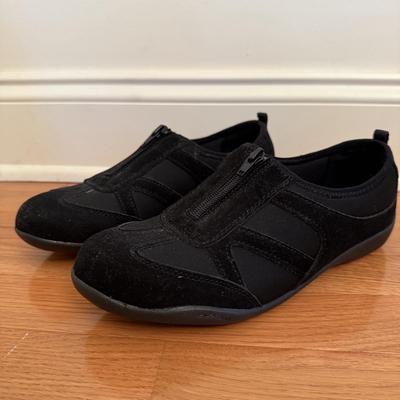 Sketchers, Oofos, & More Women’s Size 8/9 Sneakers (DR-HS)