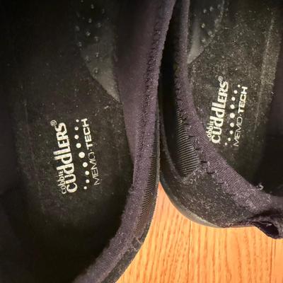 Sketchers, Oofos, & More Women’s Size 8/9 Sneakers (DR-HS)