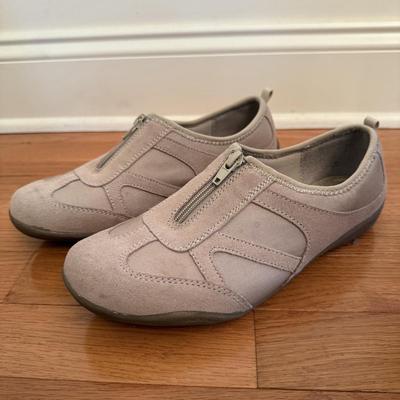 Sketchers, Oofos, & More Women’s Size 8/9 Sneakers (DR-HS)