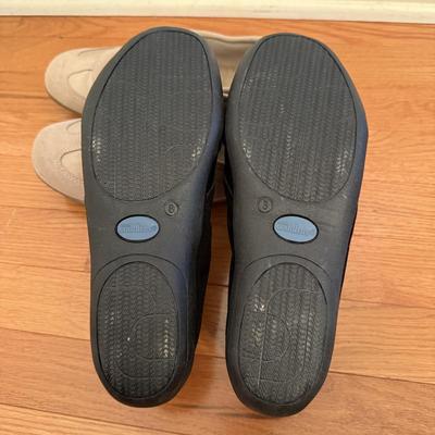Sketchers, Oofos, & More Women’s Size 8/9 Sneakers (DR-HS)